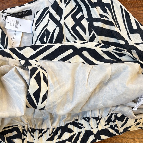 Banana Republic Black and Cream Cropped Geometric Top Medium - Picture 9 of 15